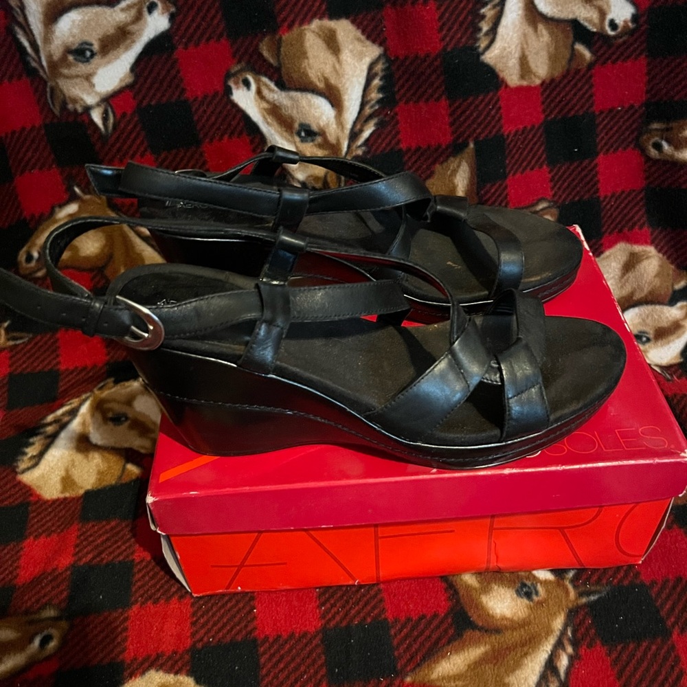 Aerosoles Black Size 10M leather wedge sandal.